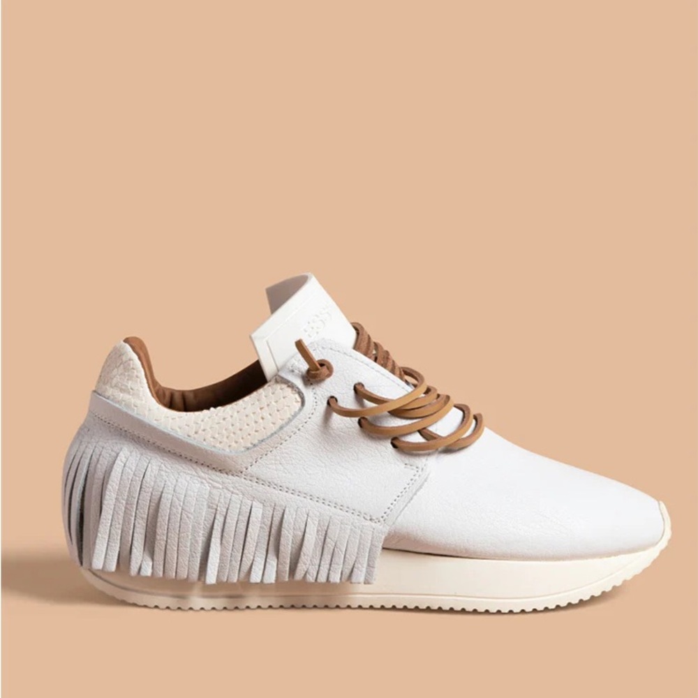 EaseUtEsse white front sneakers. Never worn in women’s size 37. Made in Italy